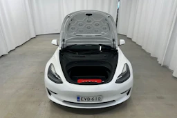 valkoinen Tesla Model 3 2022 kuva 24.