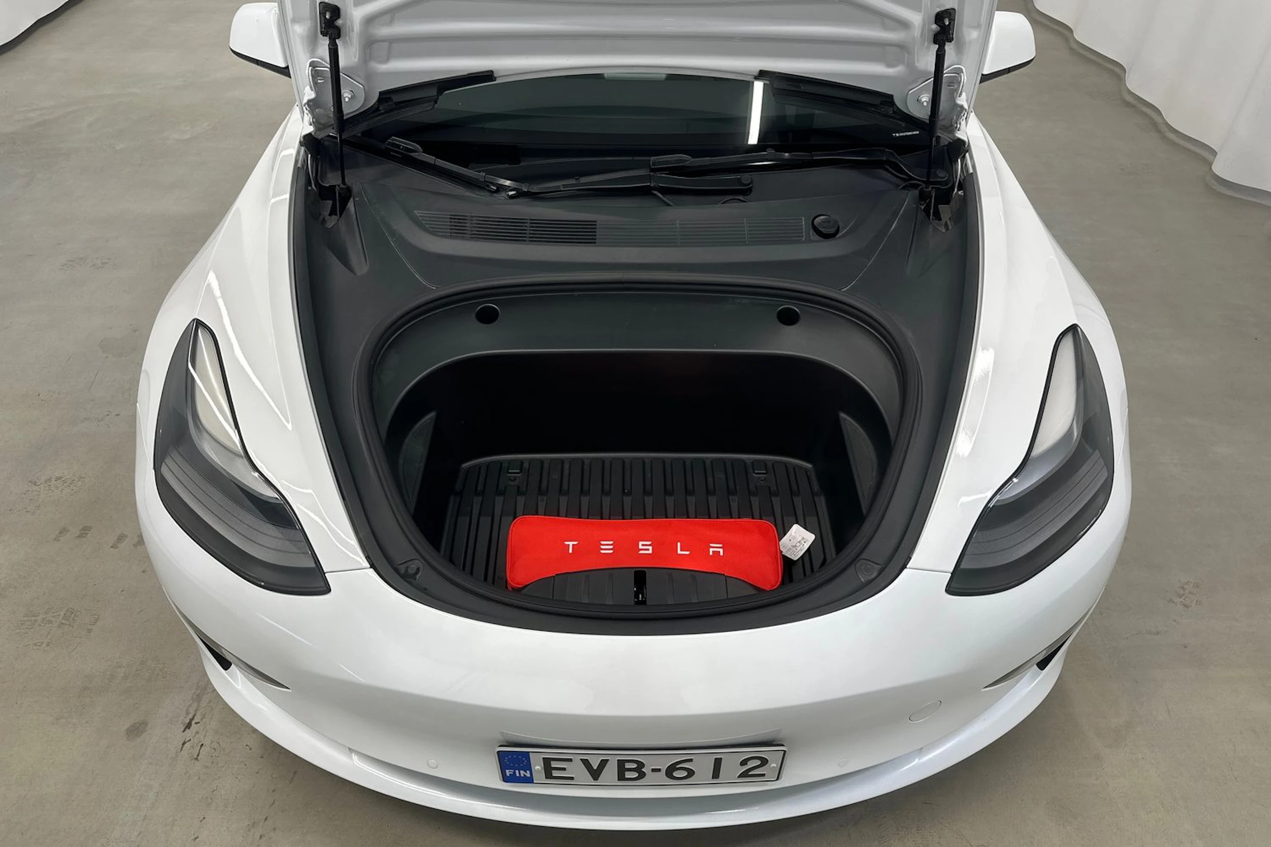 valkoinen Tesla Model 3 2022 kuva 25.