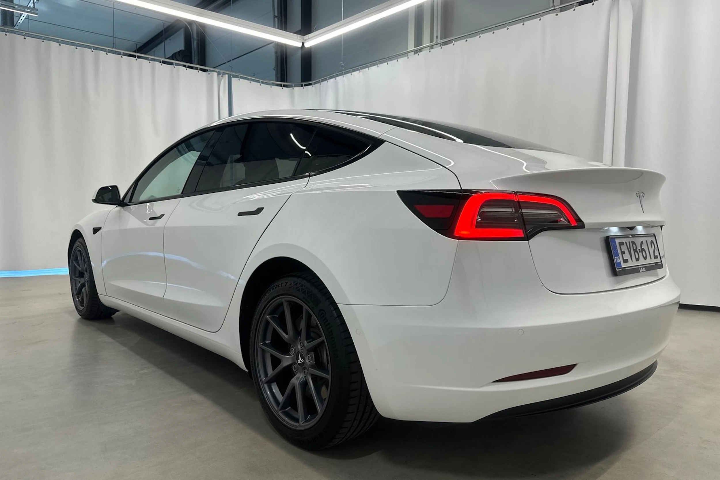 valkoinen Tesla Model 3 2022 kuva 26.