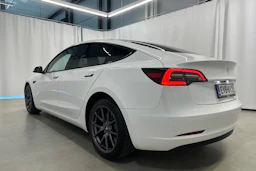 valkoinen Tesla Model 3 2022 kuva 26.