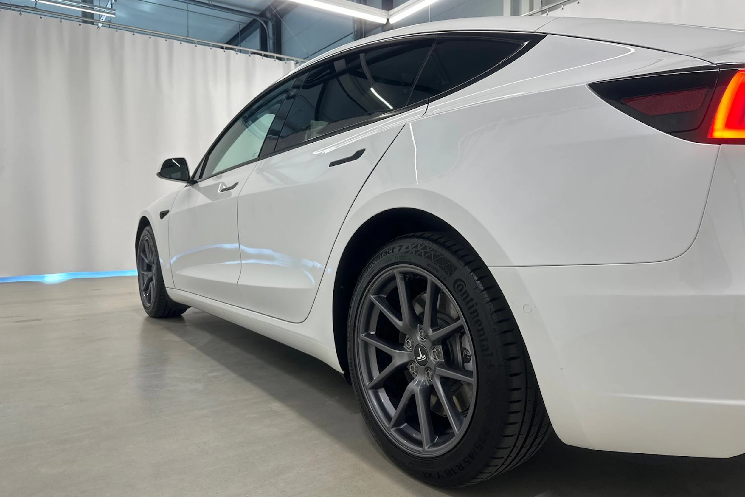 valkoinen Tesla Model 3 2022 kuva 27.