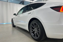 valkoinen Tesla Model 3 2022 kuva 27.