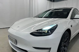 valkoinen Tesla Model 3 2022 kuva 28.