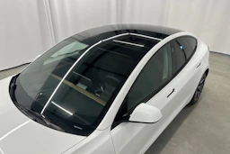 valkoinen Tesla Model 3 2022 kuva 29.
