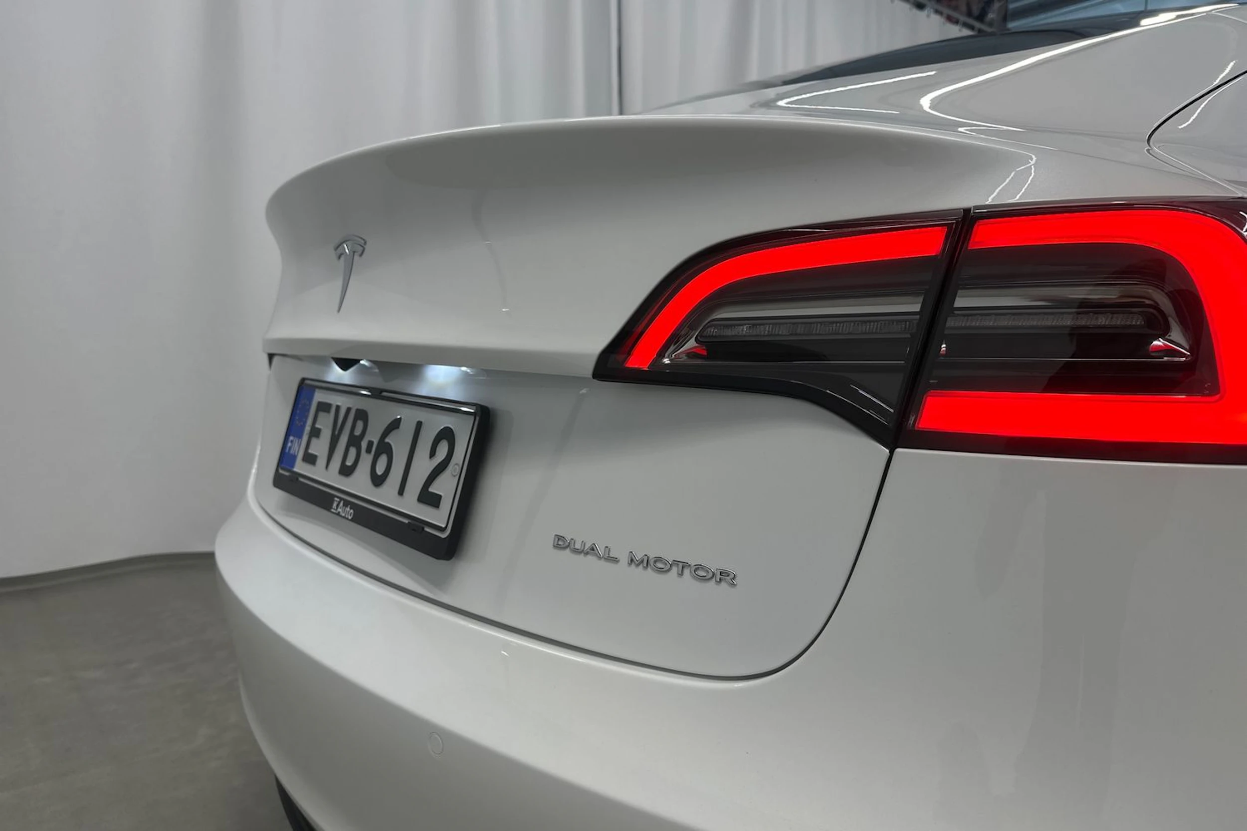 valkoinen Tesla Model 3 2022 kuva 30.