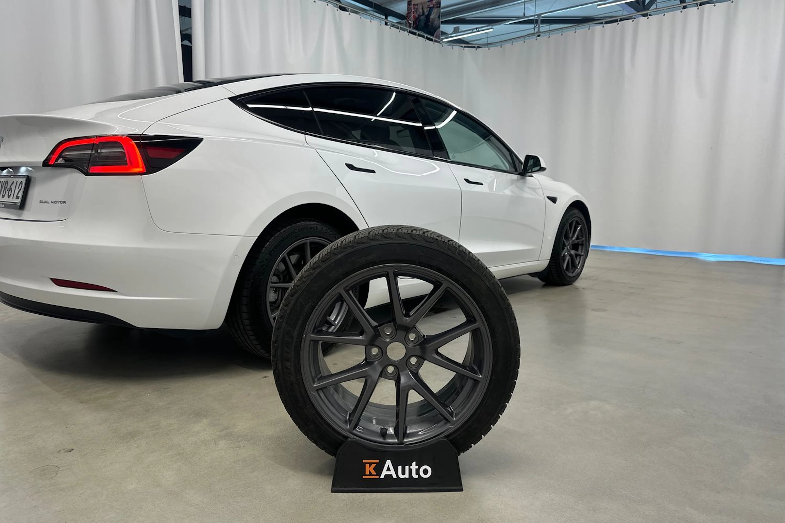 valkoinen Tesla Model 3 2022 kuva 31.
