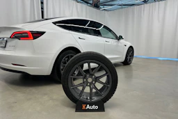 valkoinen Tesla Model 3 2022 kuva 31.