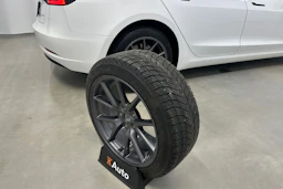 valkoinen Tesla Model 3 2022 kuva 32.