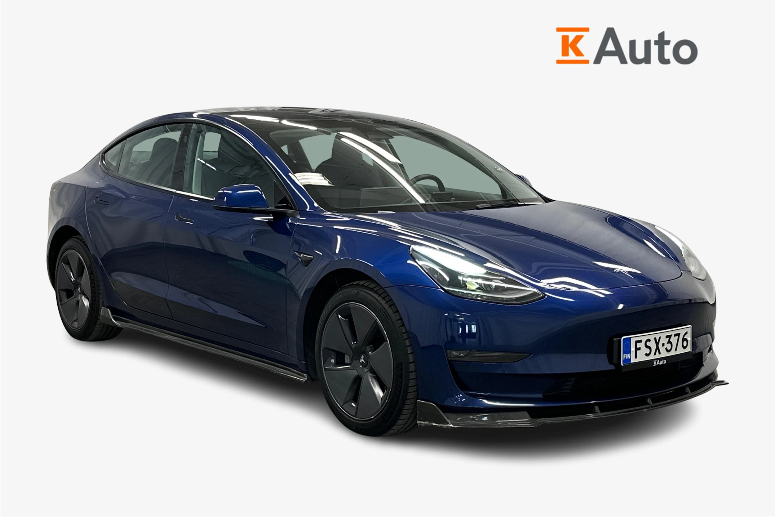 sininen Tesla Model 3 2022 kuva 1.