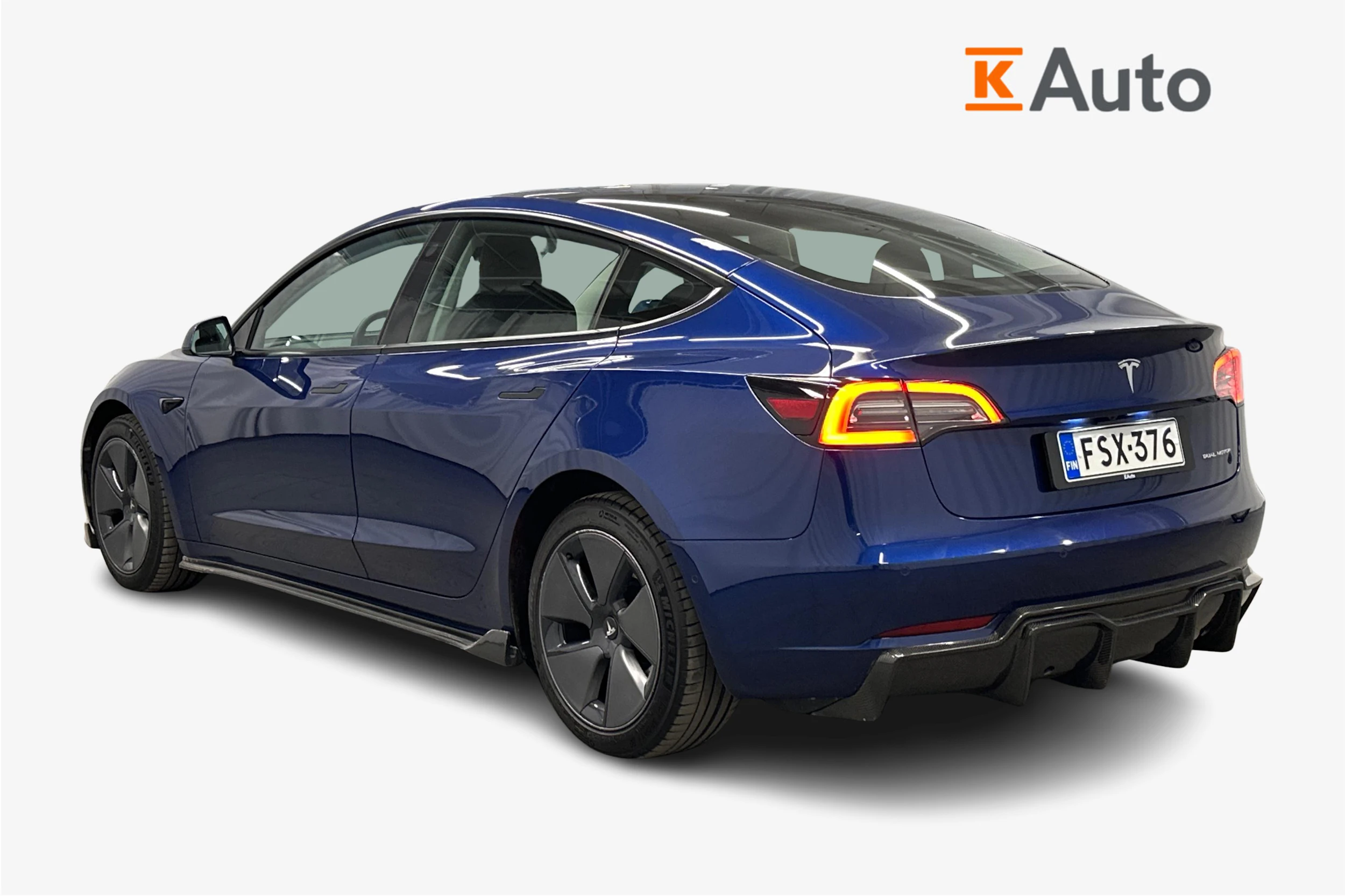 sininen Tesla Model 3 2022 kuva 3.