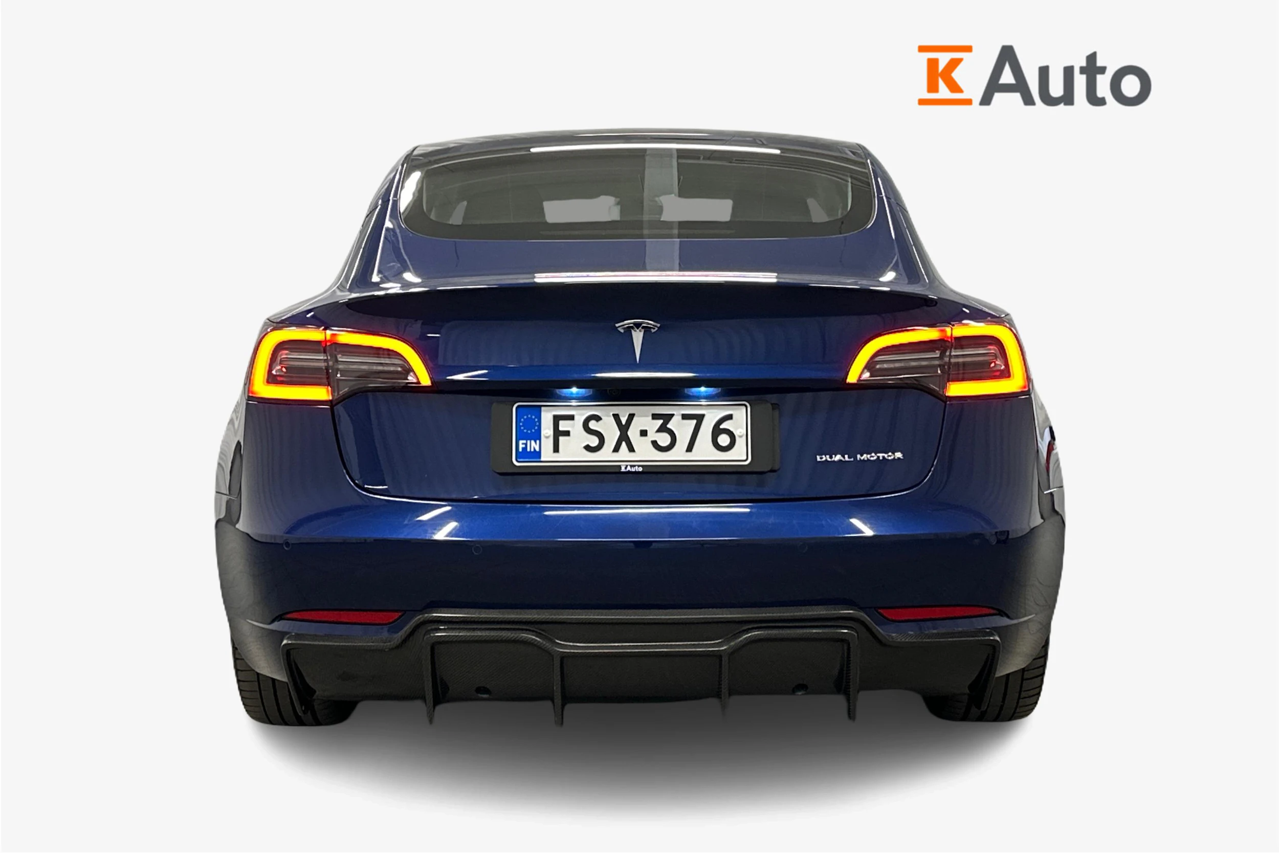 sininen Tesla Model 3 2022 kuva 4.