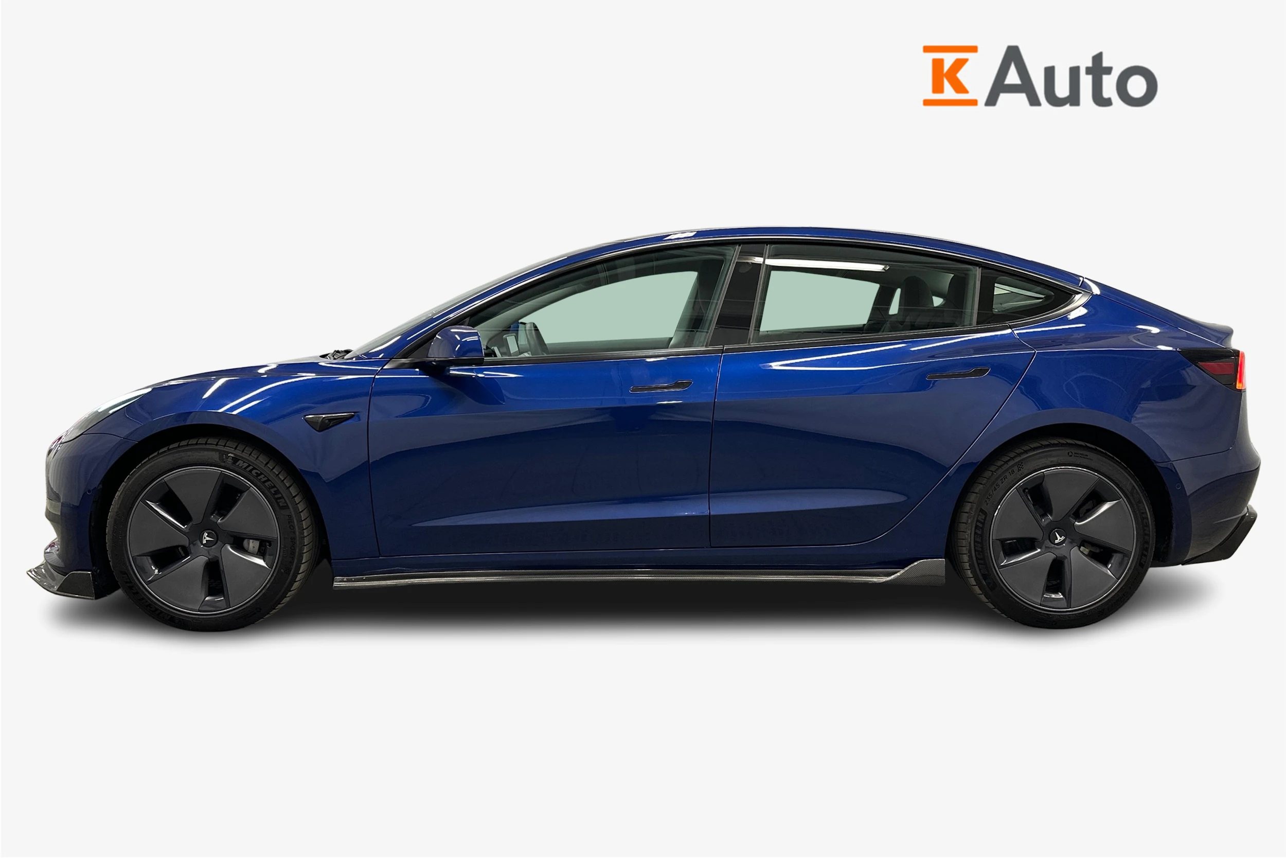 sininen Tesla Model 3 2022 kuva 7.