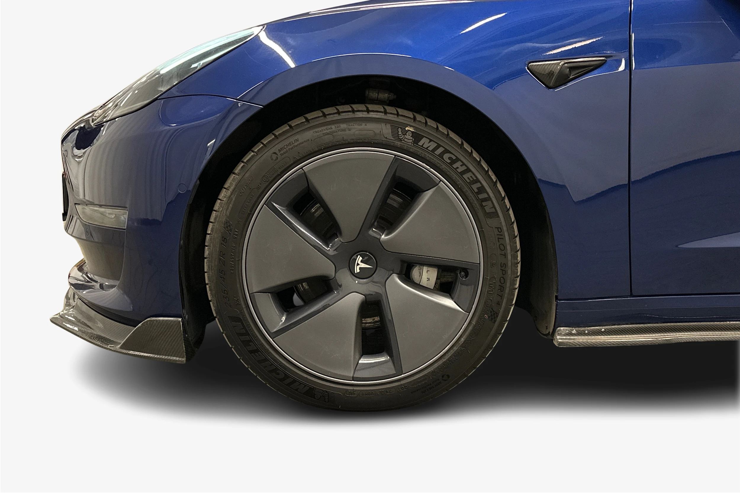 sininen Tesla Model 3 2022 kuva 12.