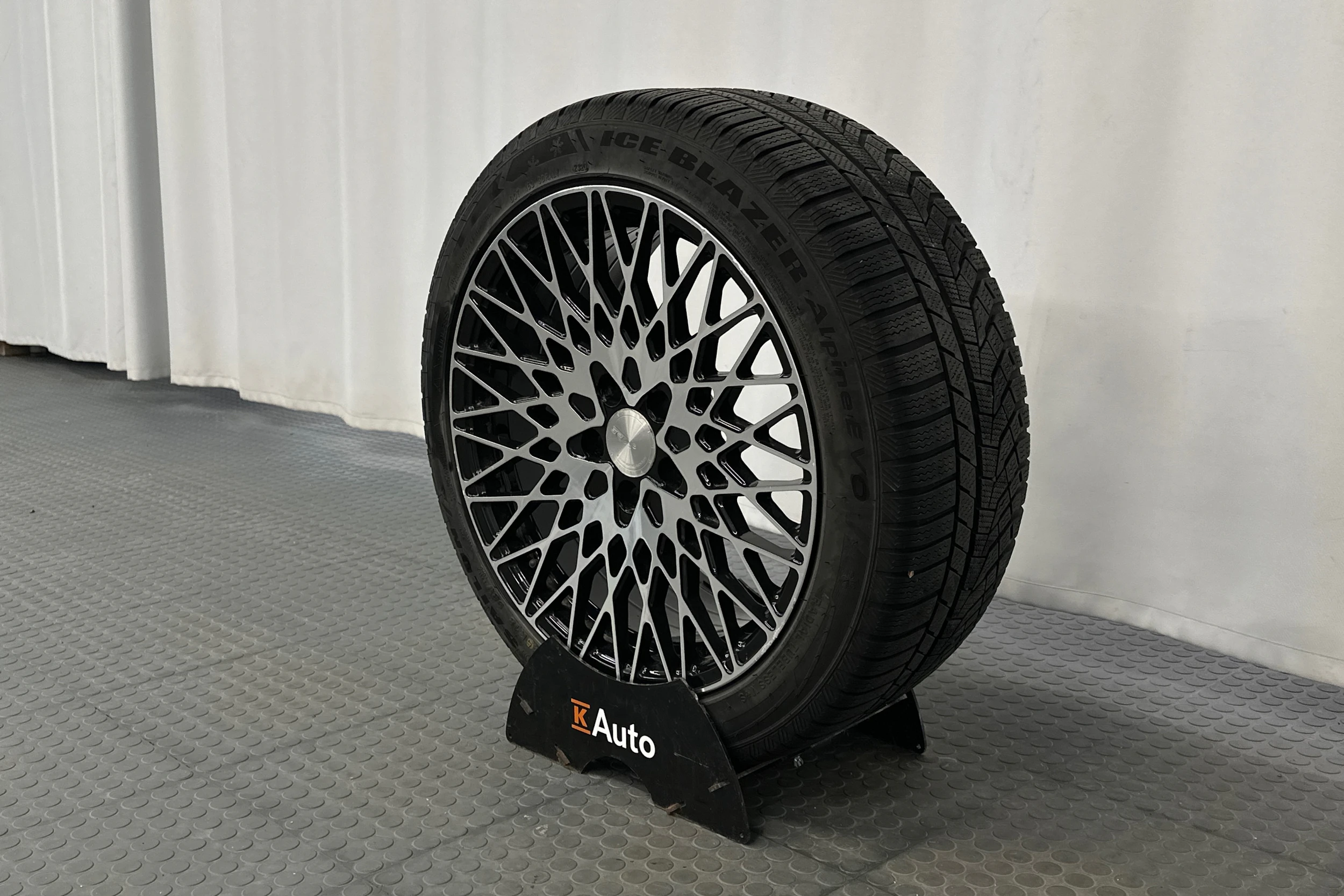 sininen Tesla Model 3 2022 kuva 13.