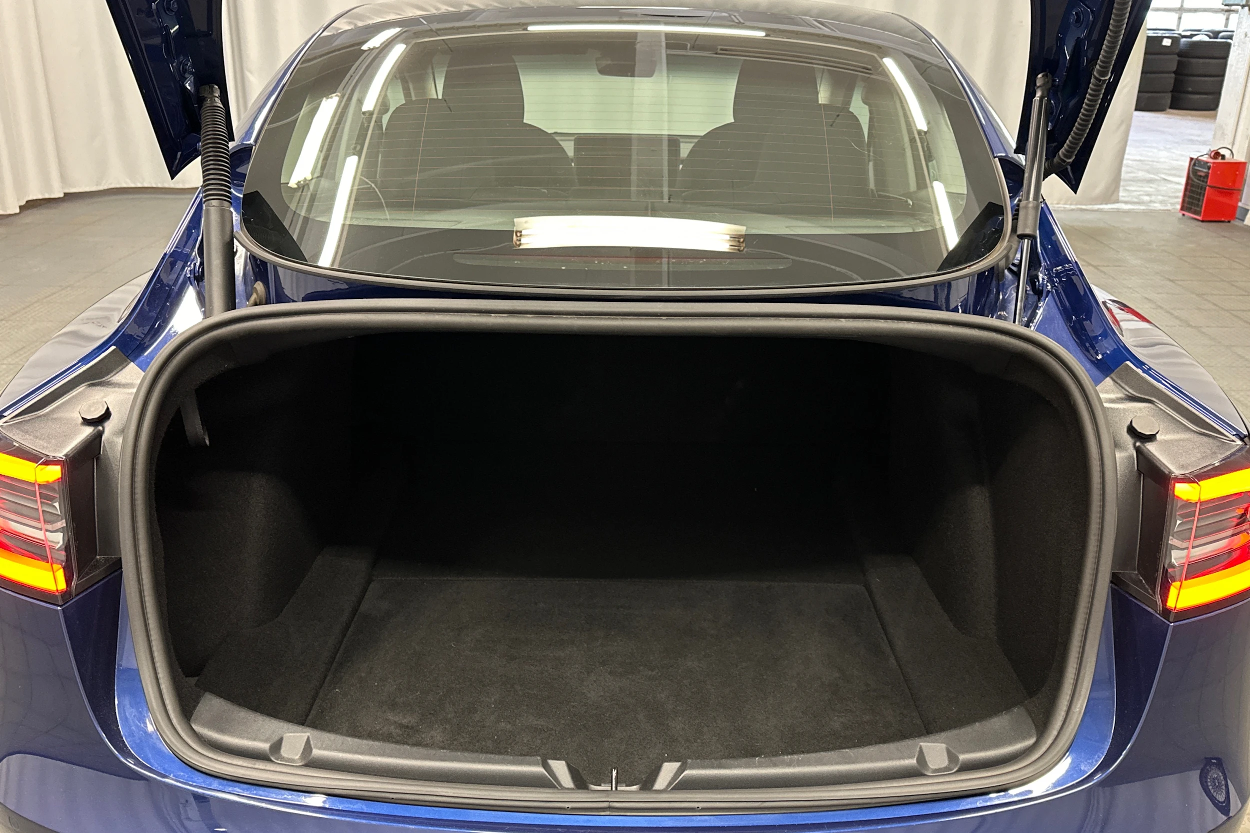 sininen Tesla Model 3 2022 kuva 15.