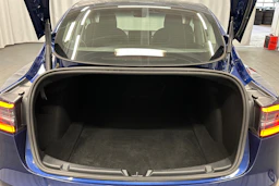 sininen Tesla Model 3 2022 kuva 15.