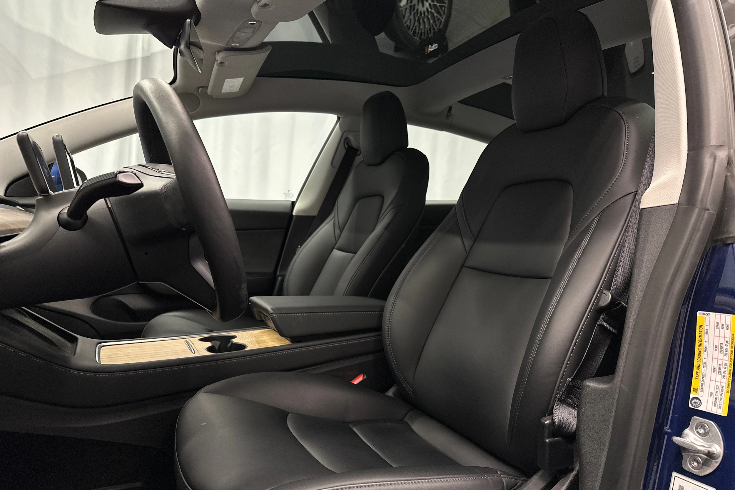 sininen Tesla Model 3 2022 kuva 17.