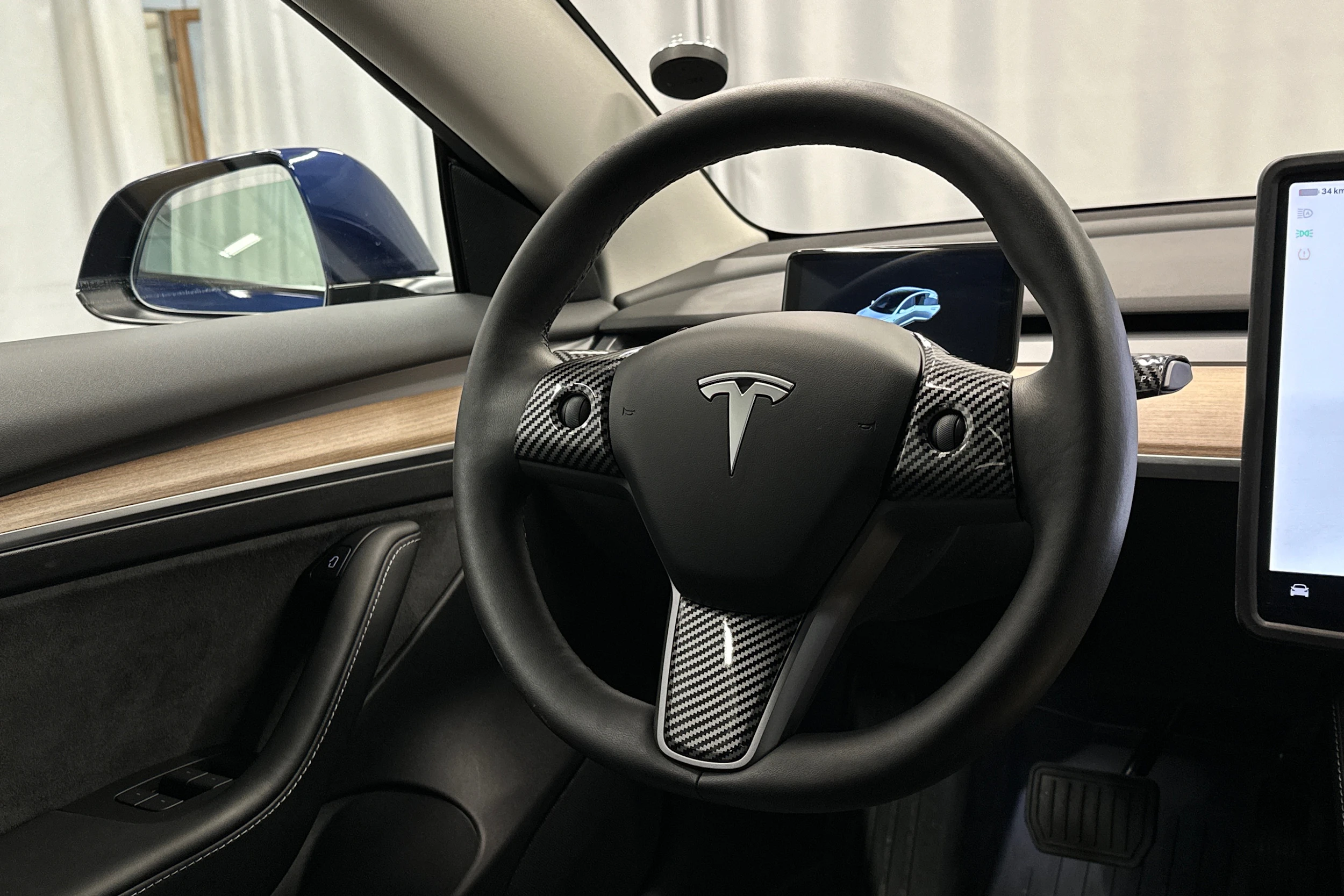 sininen Tesla Model 3 2022 kuva 19.