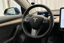 sininen Tesla Model 3 2022 kuva 19.