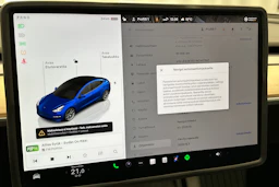 sininen Tesla Model 3 2022 kuva 26.