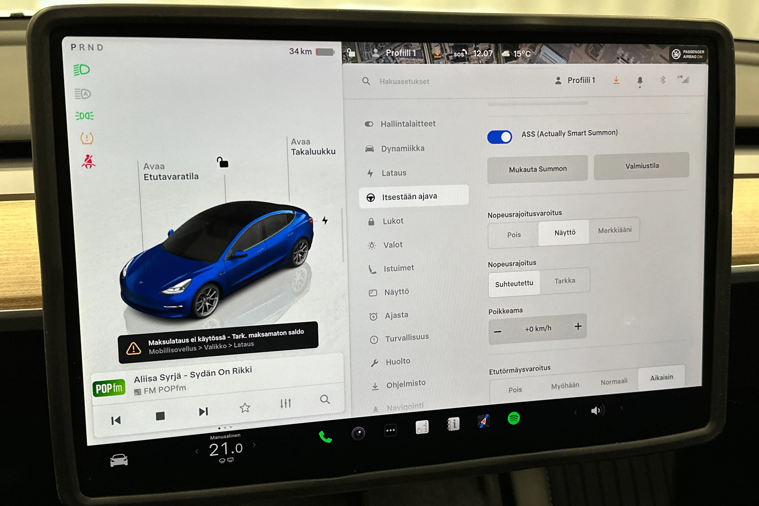 sininen Tesla Model 3 2022 kuva 27.