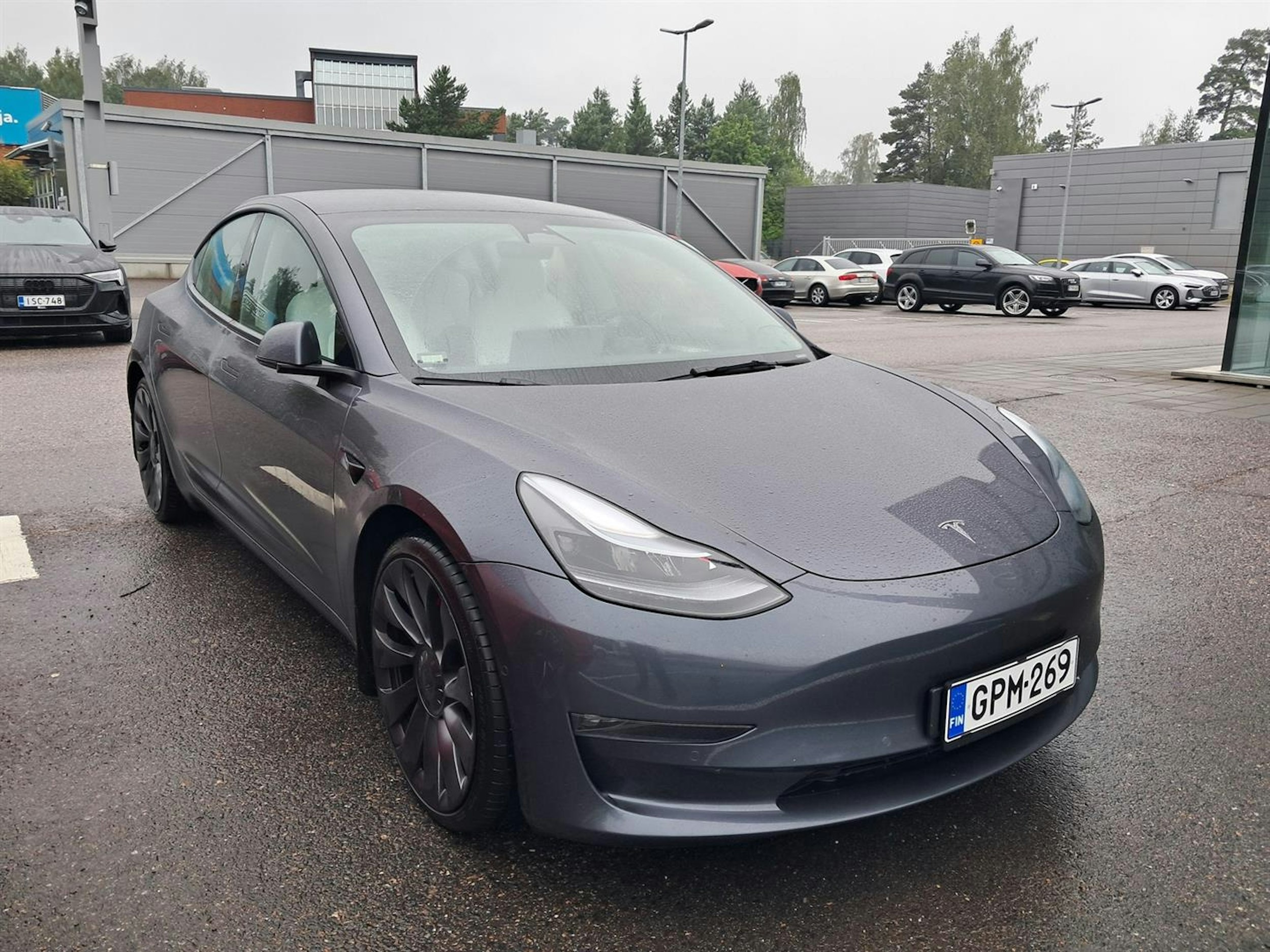harmaa Tesla Model 3 2022 kuva 1.
