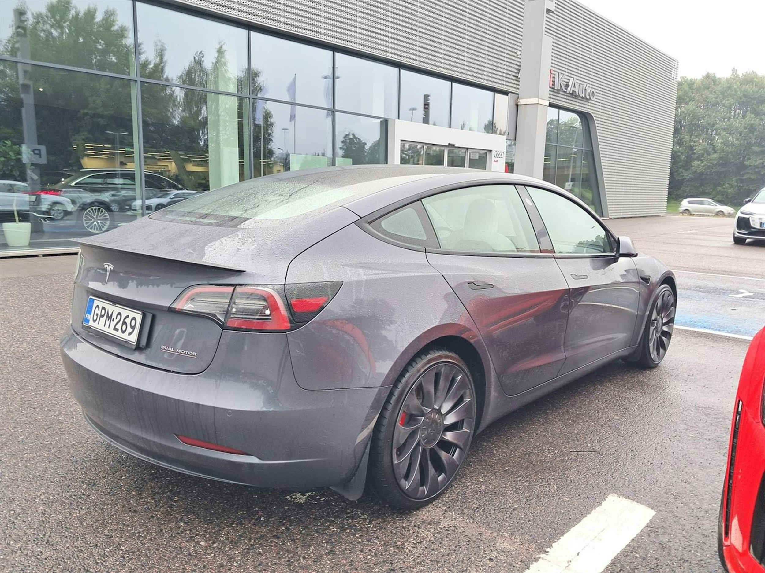 harmaa Tesla Model 3 2022 kuva 3.