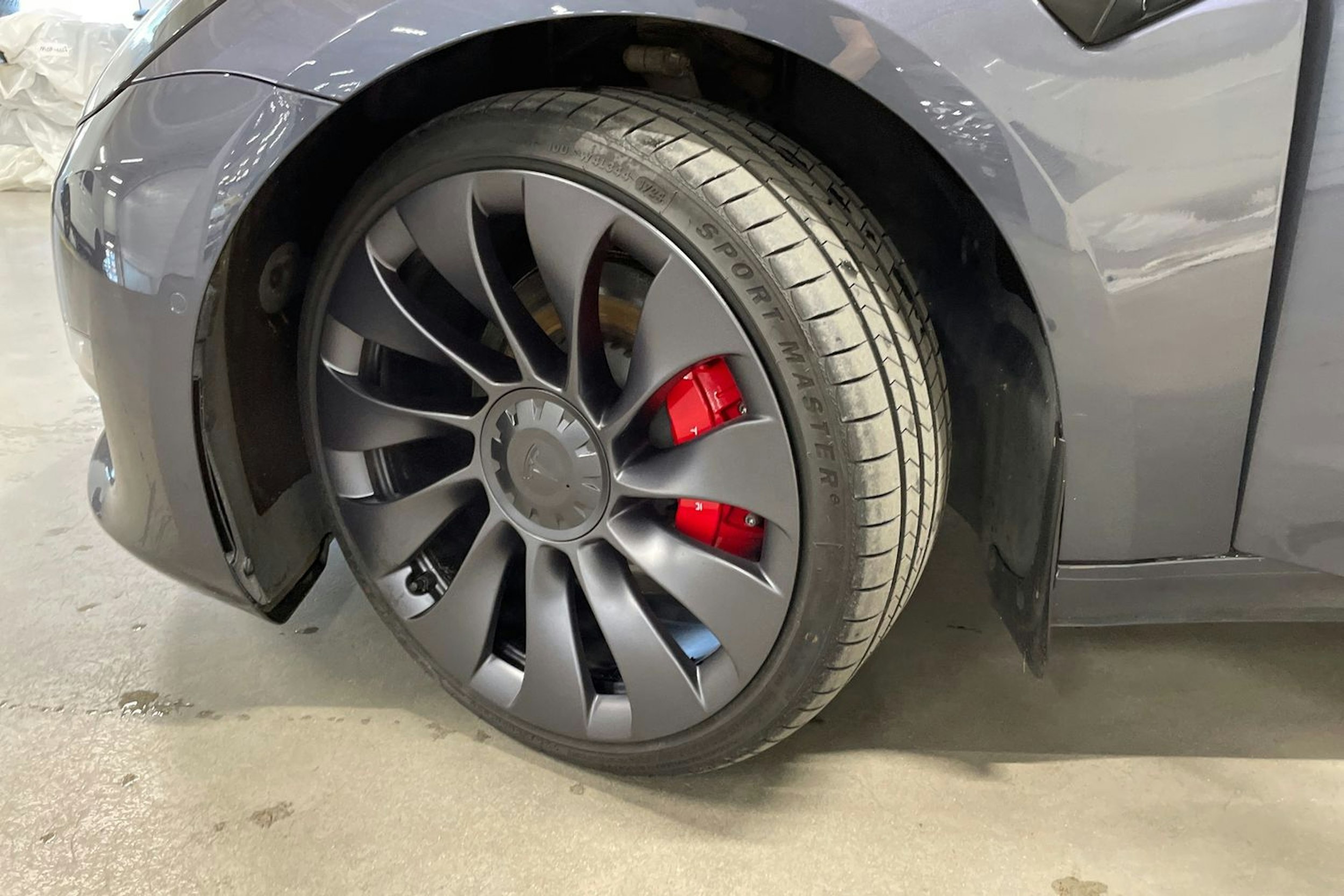 harmaa Tesla Model 3 2022 kuva 13.
