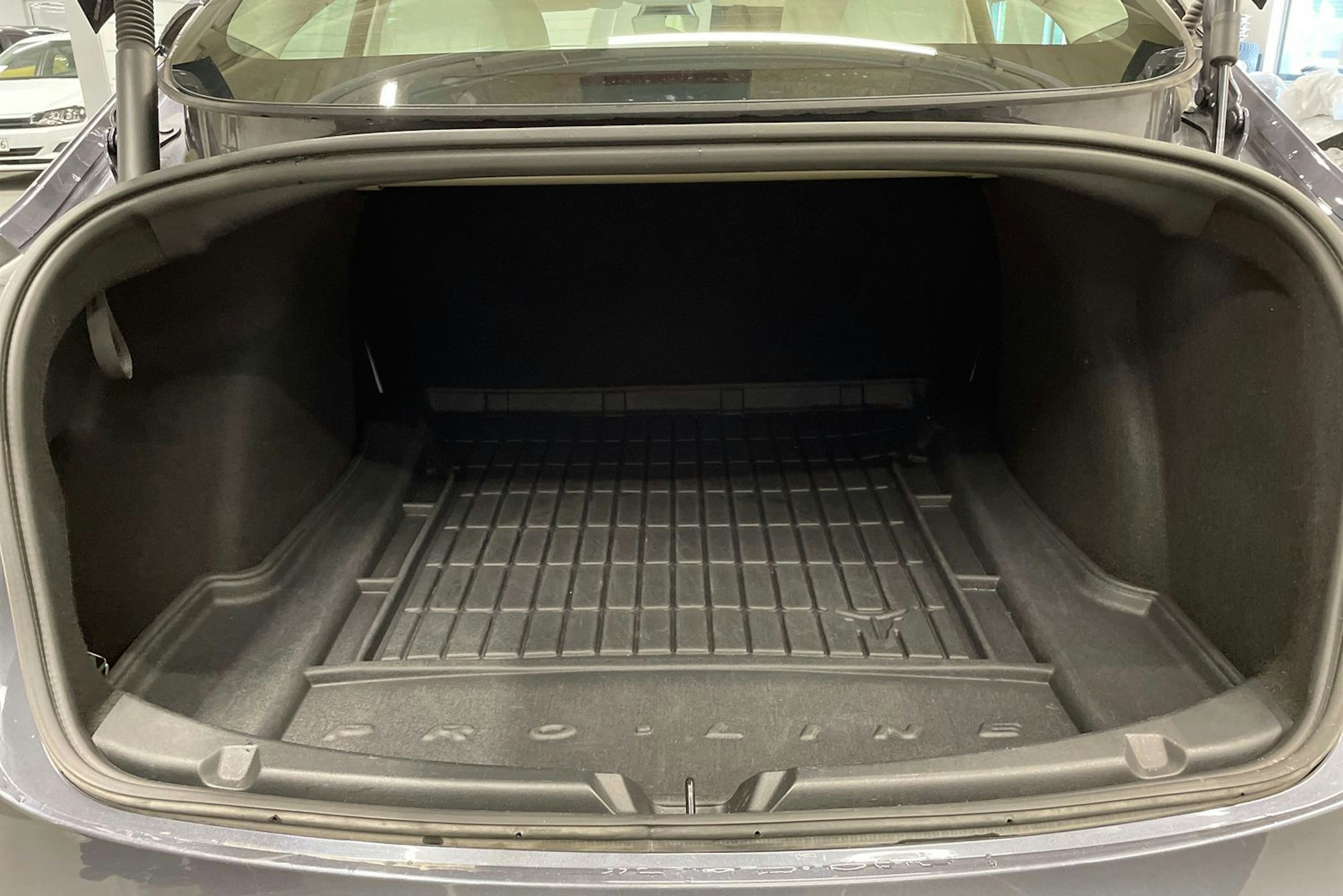 harmaa Tesla Model 3 2022 kuva 15.