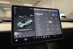 harmaa Tesla Model 3 2022 kuva 16.