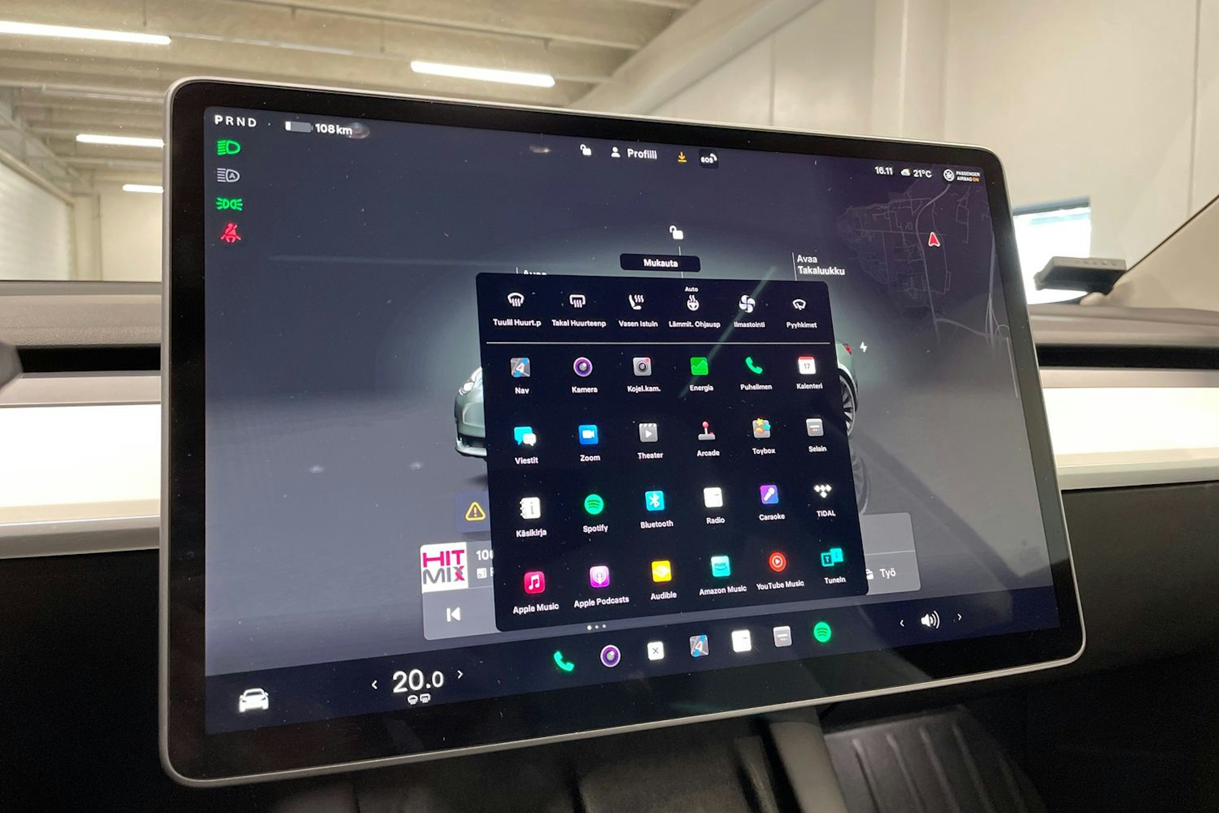 harmaa Tesla Model 3 2022 kuva 17.