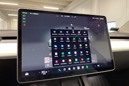 harmaa Tesla Model 3 2022 kuva 17.
