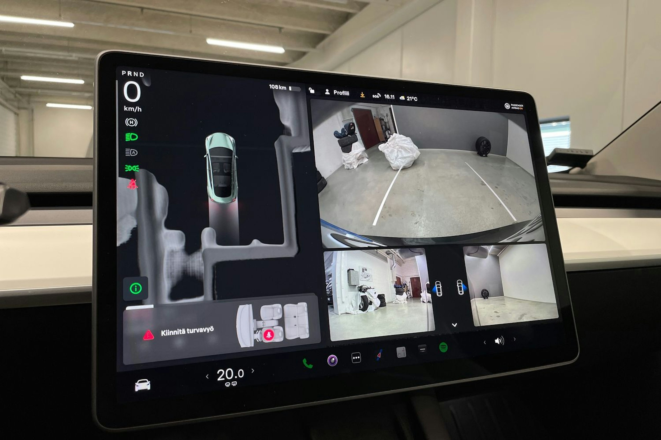 harmaa Tesla Model 3 2022 kuva 18.
