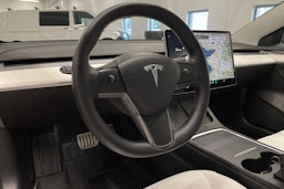 harmaa Tesla Model 3 2022 kuva 20.