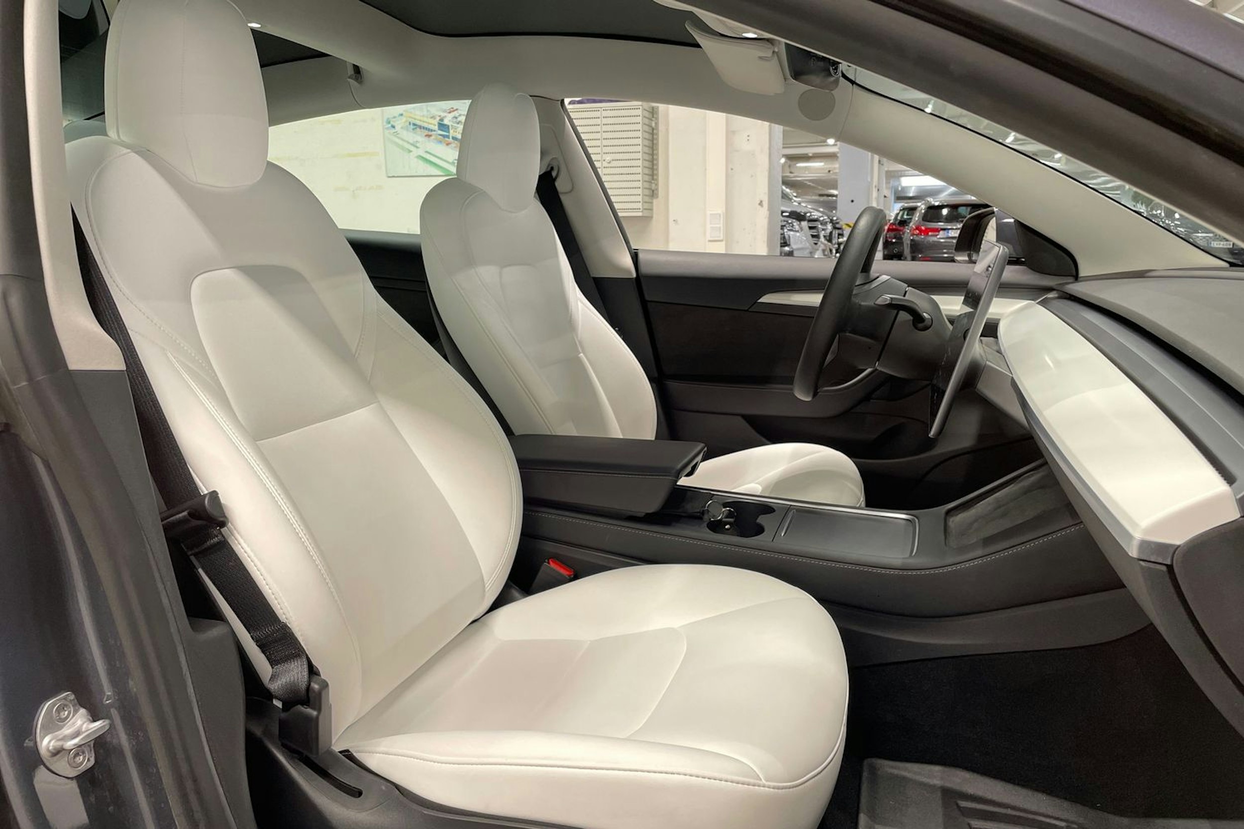 harmaa Tesla Model 3 2022 kuva 21.