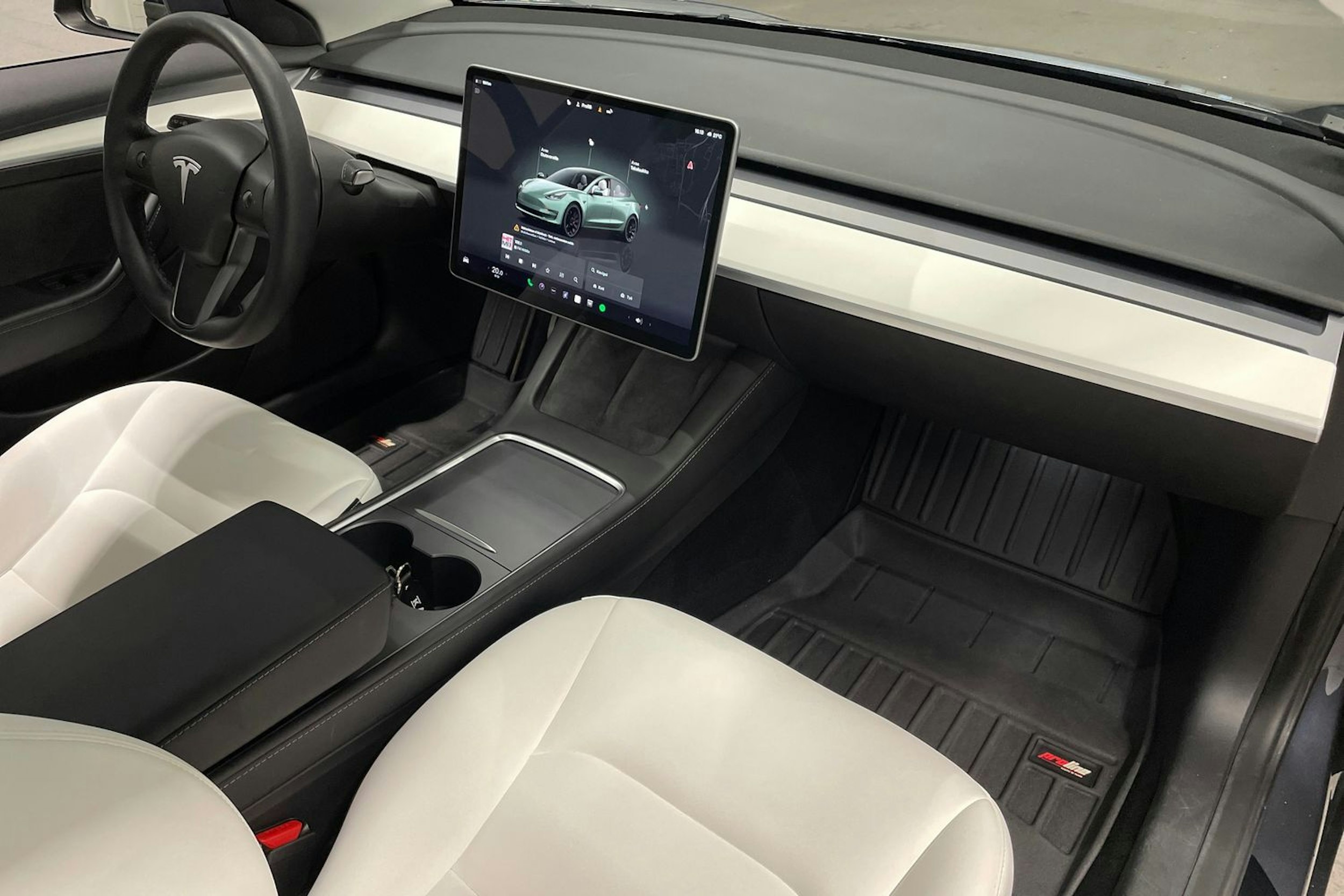 harmaa Tesla Model 3 2022 kuva 22.