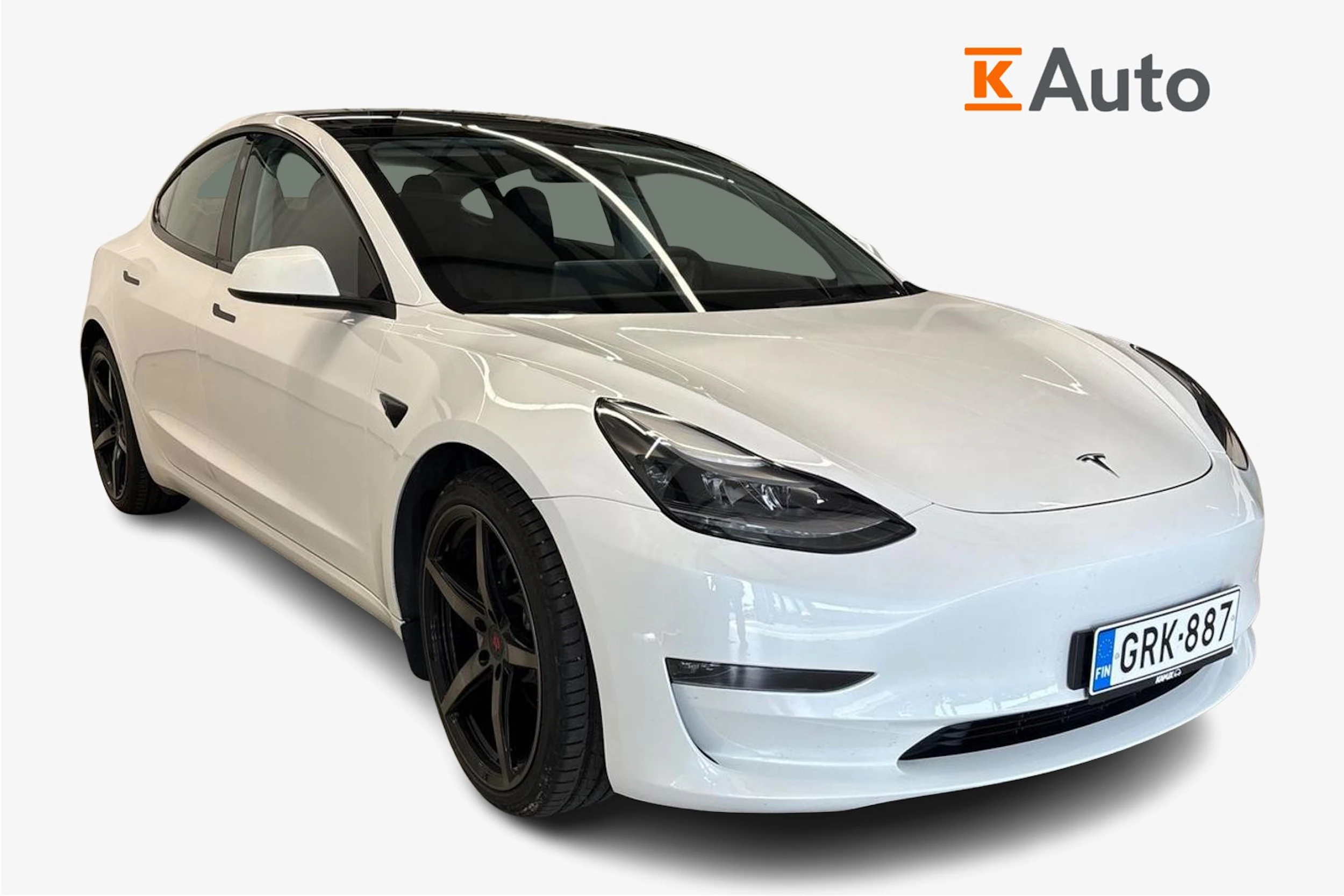 valkoinen Tesla Model 3 2022 kuva 1.