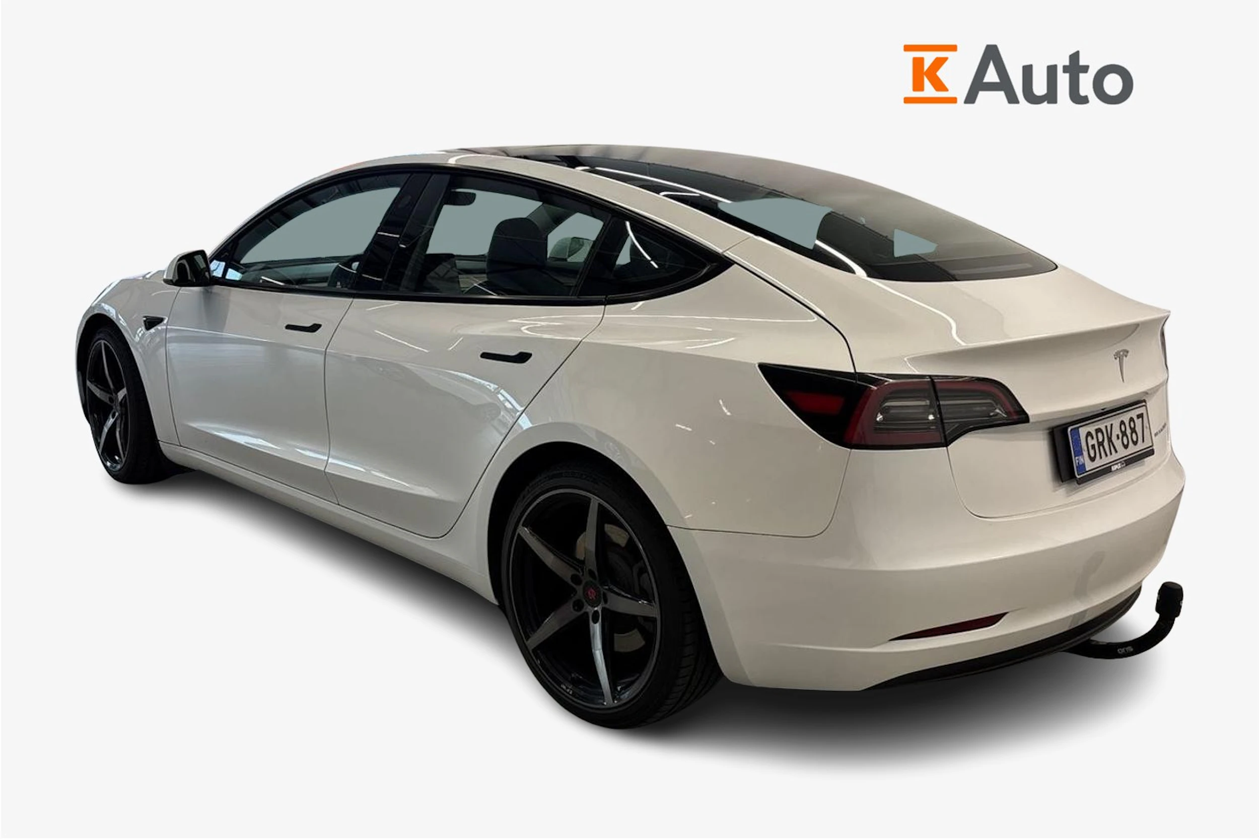 valkoinen Tesla Model 3 2022 kuva 2.