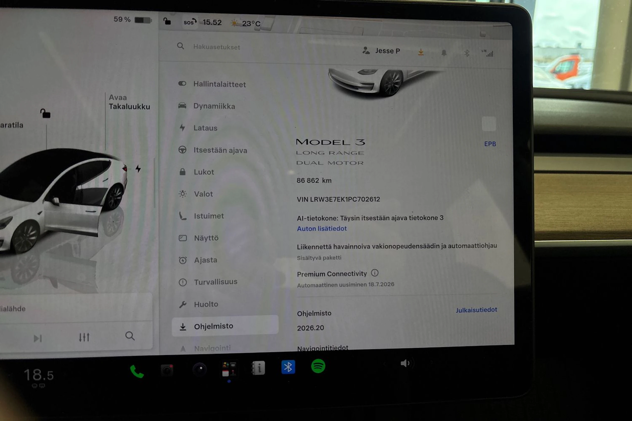valkoinen Tesla Model 3 2022 kuva 4.