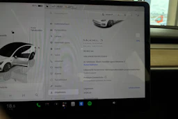 valkoinen Tesla Model 3 2022 kuva 4.