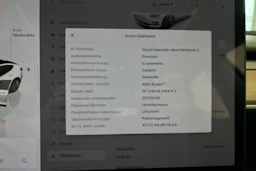 valkoinen Tesla Model 3 2022 kuva 5.