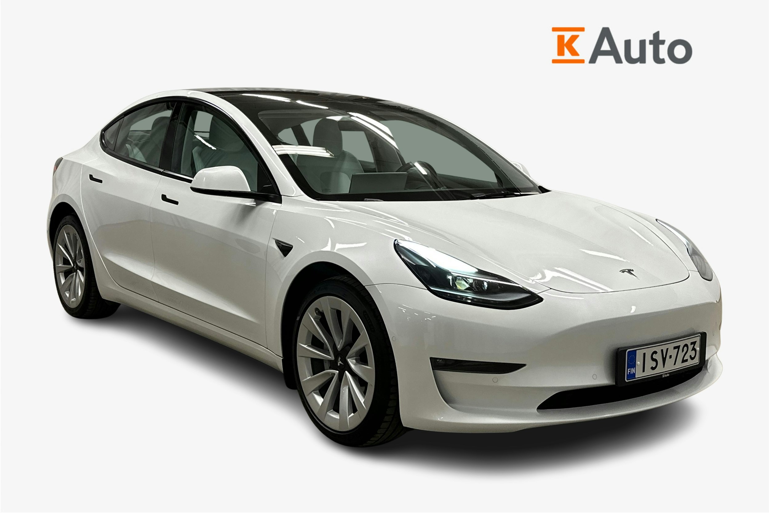 valkoinen Tesla Model 3 2022 kuva 1.