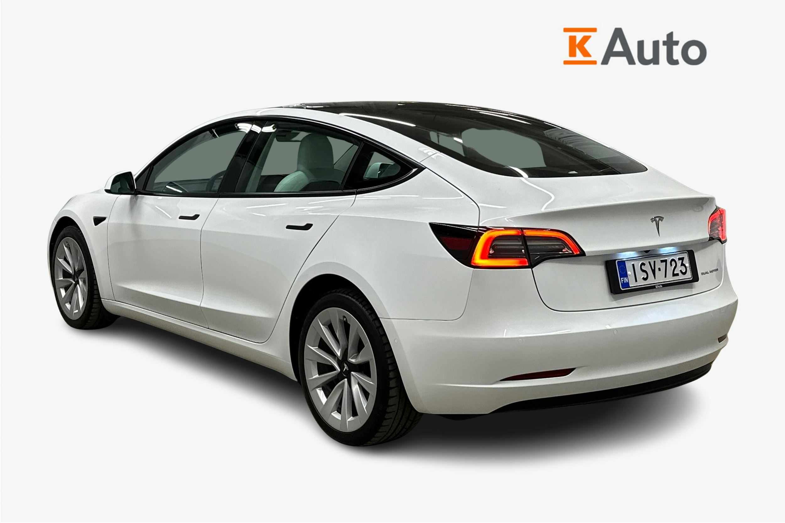 valkoinen Tesla Model 3 2022 kuva 2.