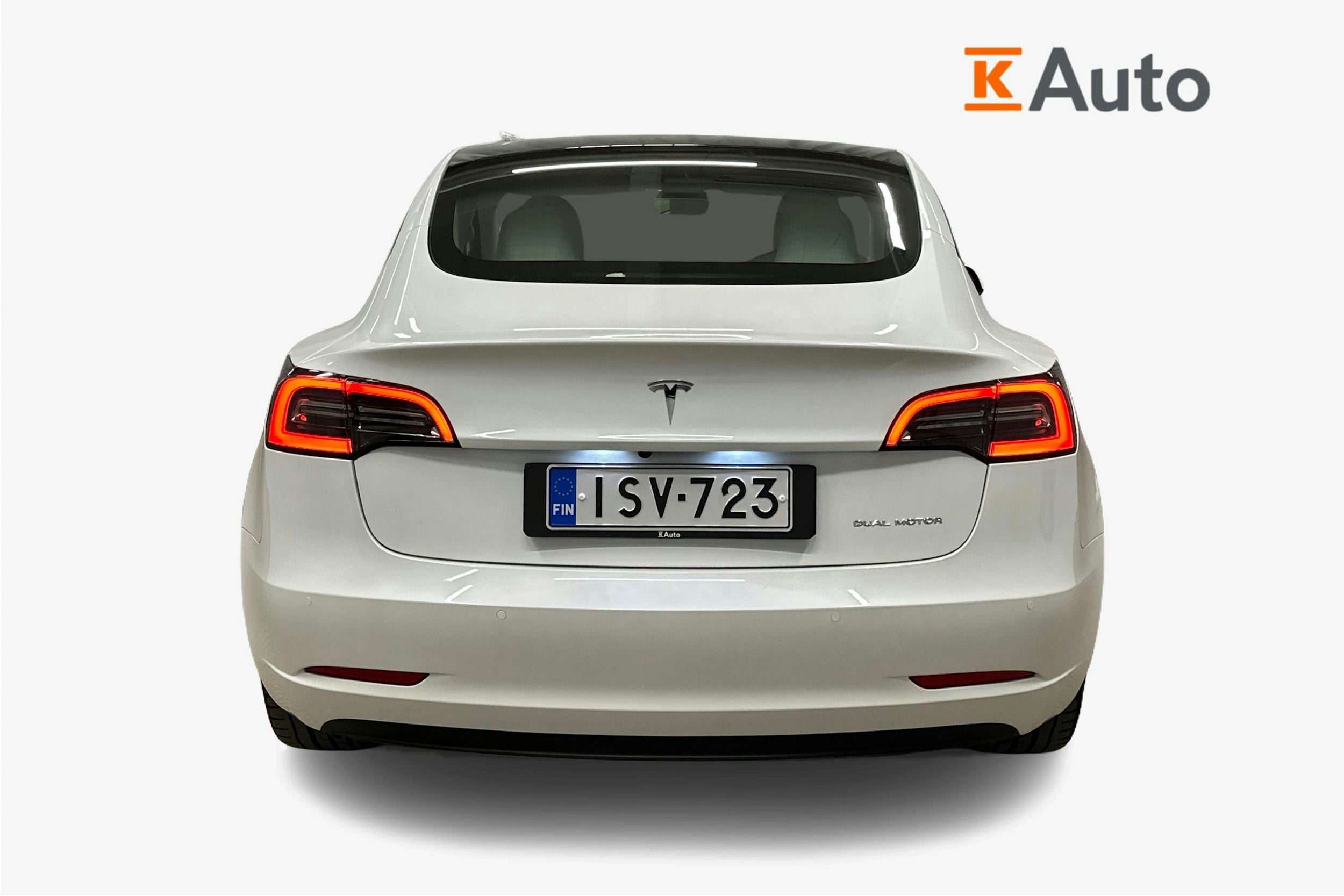 valkoinen Tesla Model 3 2022 kuva 3.