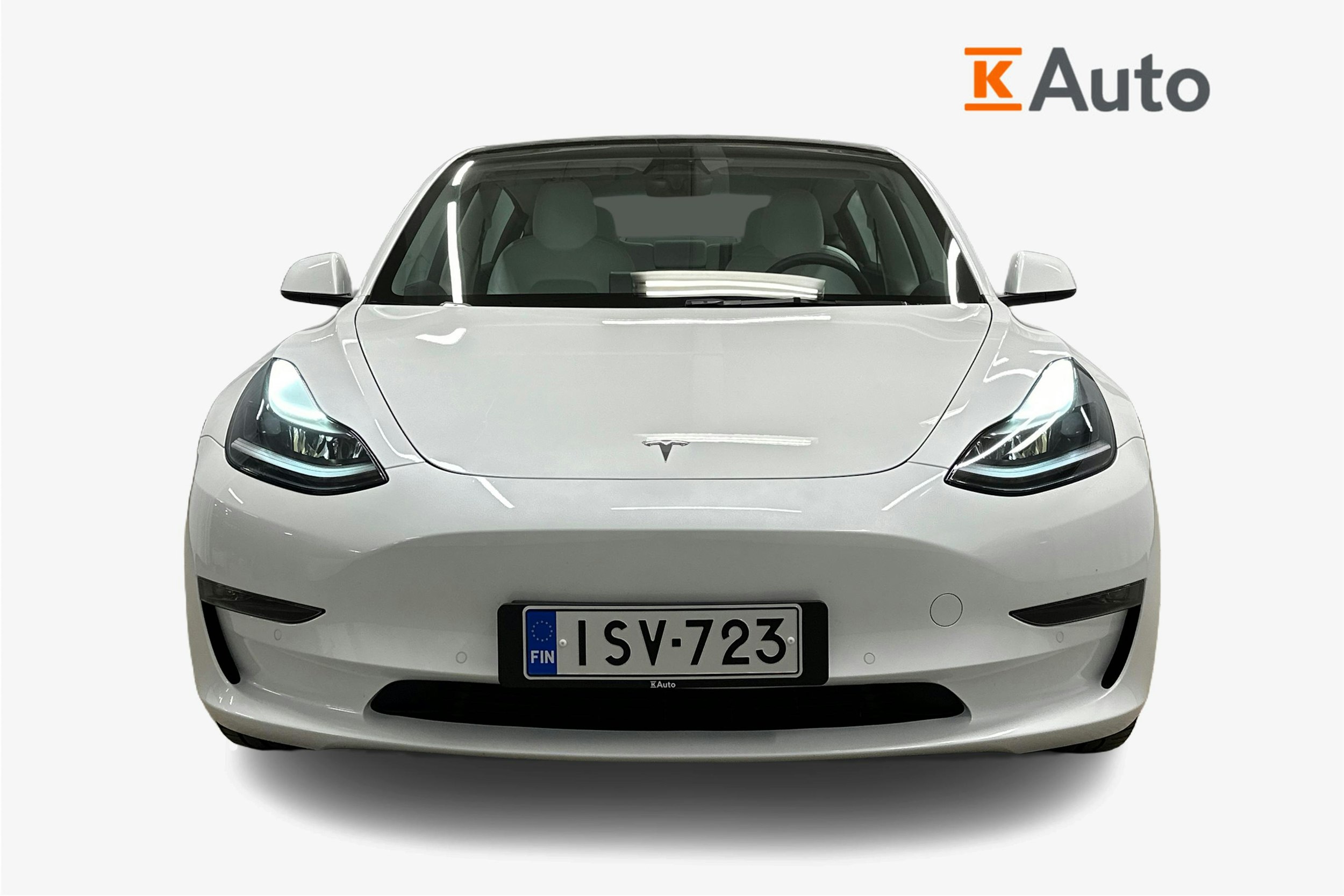 valkoinen Tesla Model 3 2022 kuva 5.