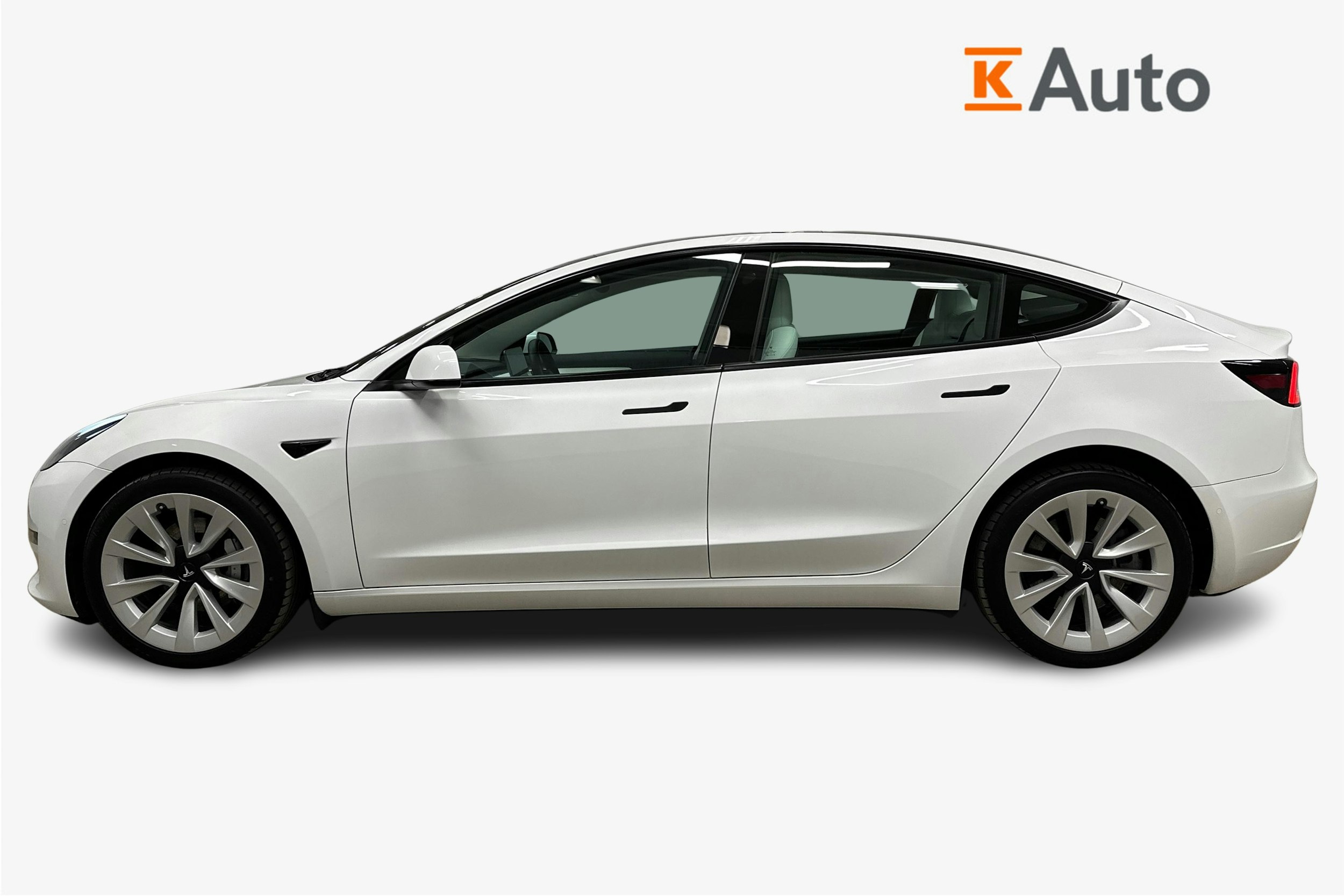valkoinen Tesla Model 3 2022 kuva 6.
