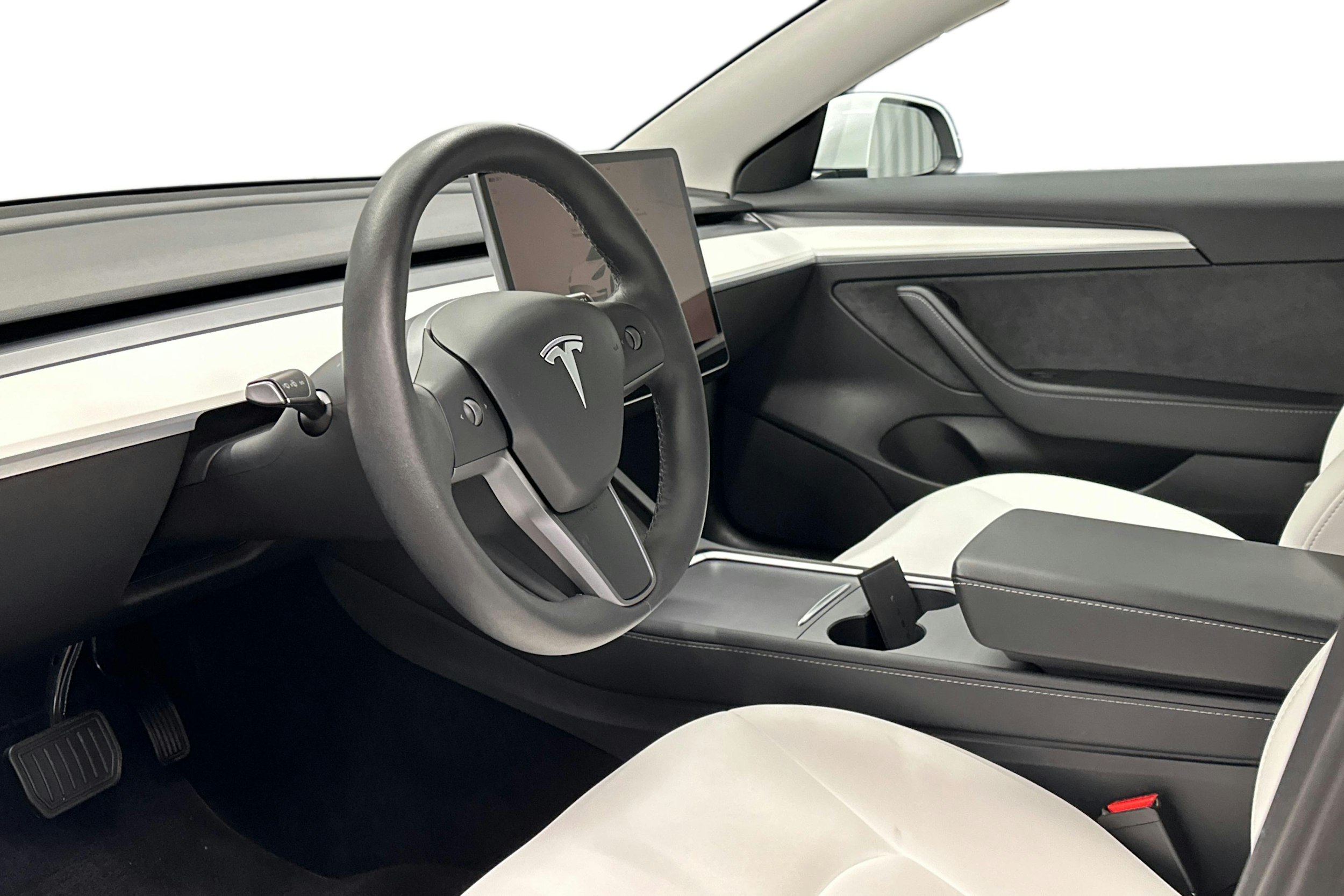 valkoinen Tesla Model 3 2022 kuva 7.