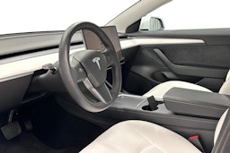 valkoinen Tesla Model 3 2022 kuva 7.