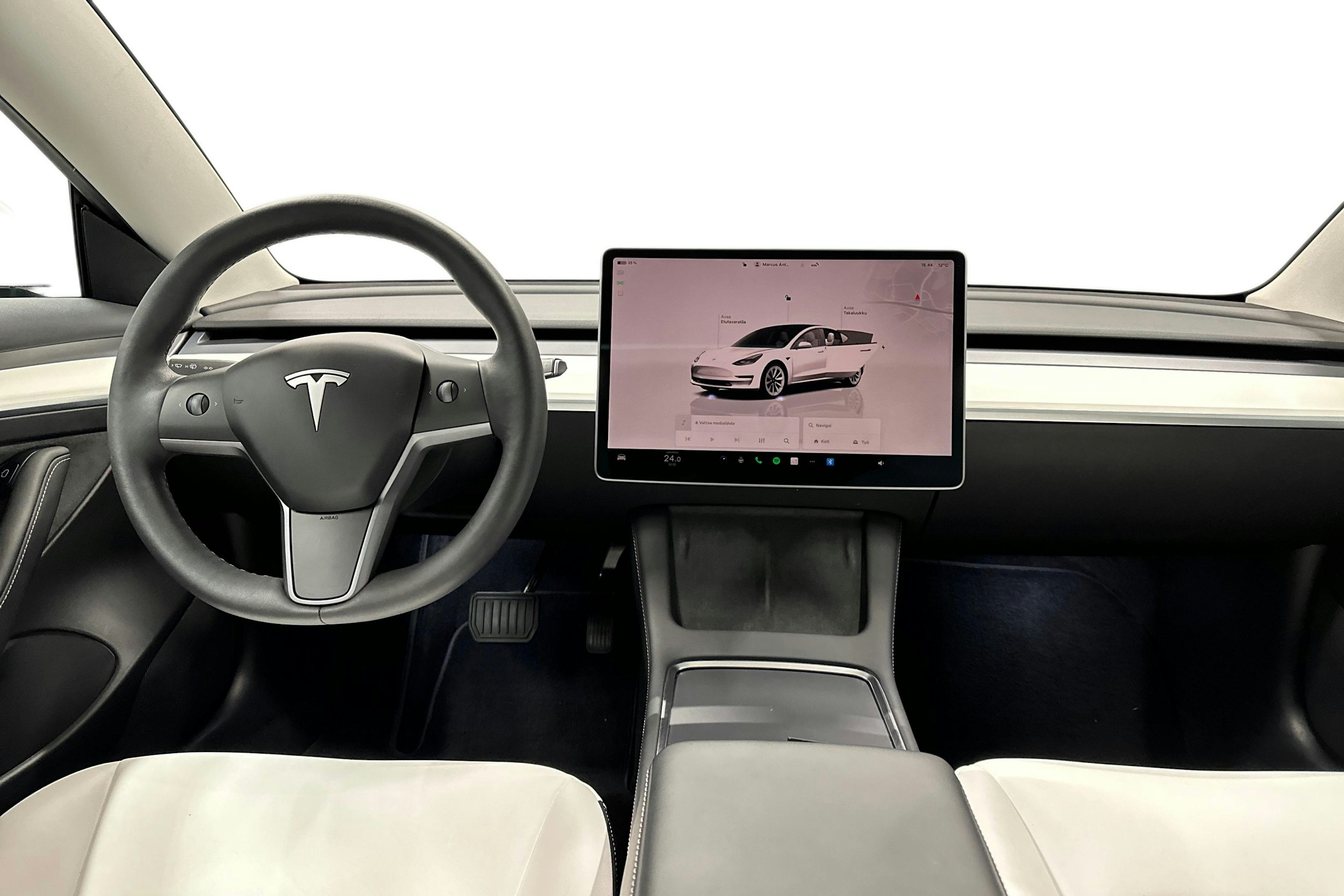 valkoinen Tesla Model 3 2022 kuva 9.