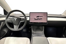 valkoinen Tesla Model 3 2022 kuva 9.